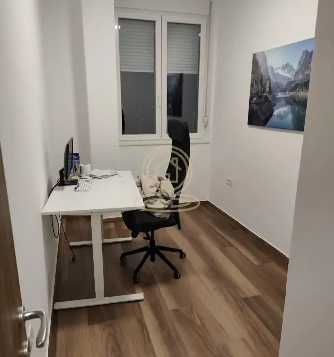 Izdavanje, stan, 100m², Centar, Novi Sad