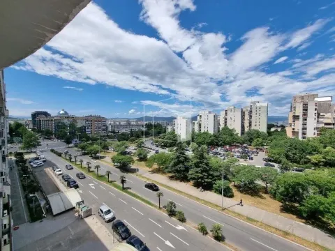 Pogled na grad i ulicu sa terase. - image 6