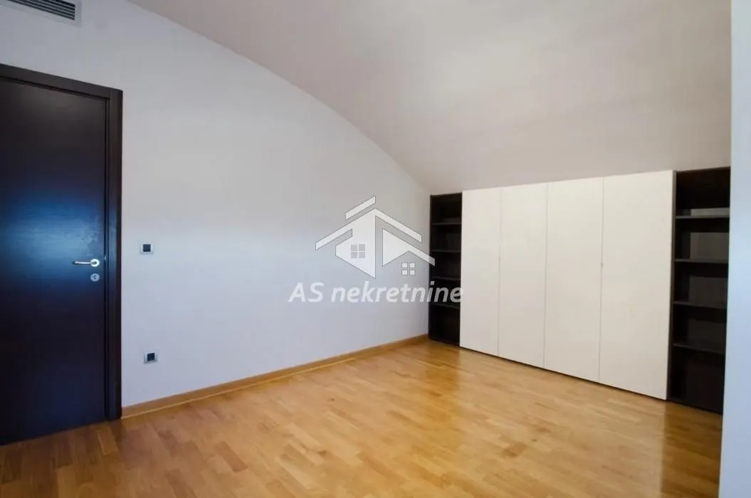Izdavanje, stan, 160m², Crveni Krst, Beograd
