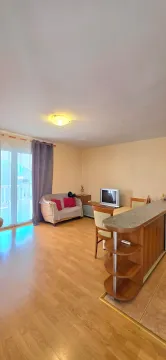 Dnevni boravak sa garniturom i šankom u stanu. - image 5
