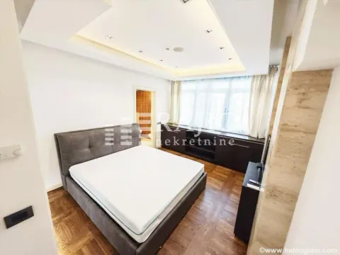 Spacious bedroom with a double bed and a dropped ceiling. - image 6