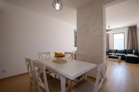 Dnevni boravak sa trpezarijom i garniturom za sjedenje. - image 5