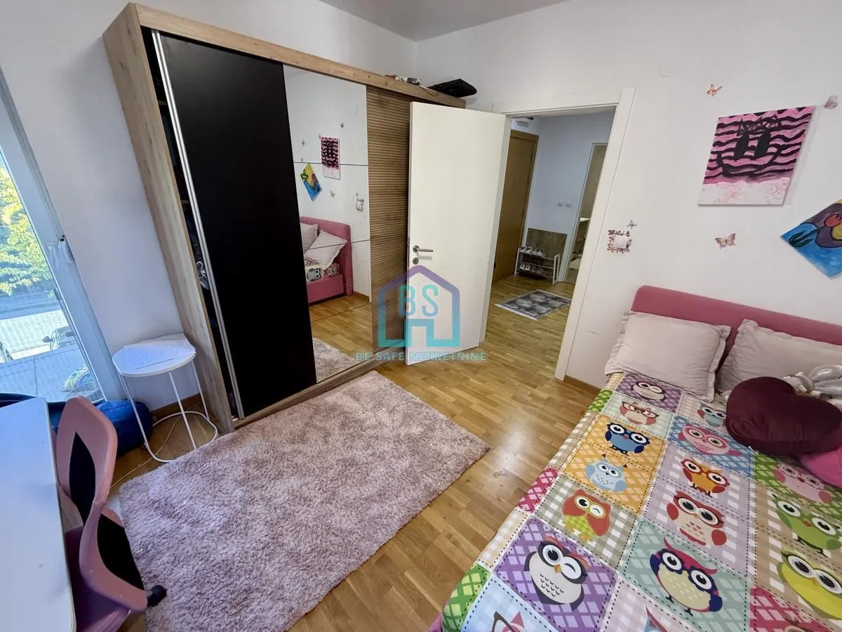 Dečija spavaća soba sa krevetom, velikim plakarom i radnim stolom.