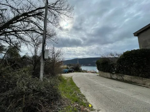 Prilazni put sa pogledom na more i okolna brda pod oblačnim nebom. - image 8