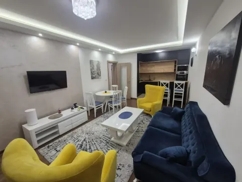 Dnevna soba sa garniturom, TV-om i trpezarijskim dijelom povezana sa kuhinjom. - image 2