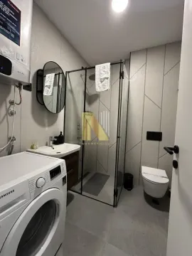 Moderno kupatilo sa tuš-kabinom, umivaonikom i veš mašinom. - image 6