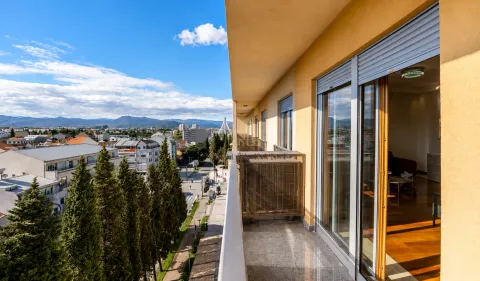 Izdavanje, četvorosoban stan, 140m², Centar, Podgorica - image 19