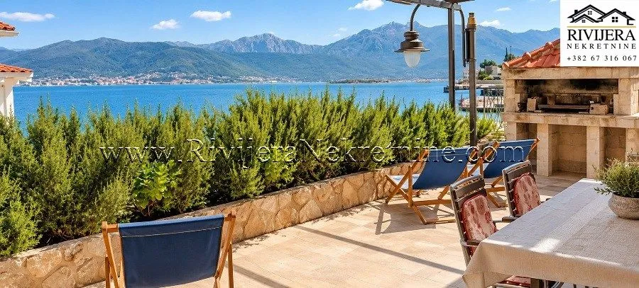 Terasa sa pogledom na more i planine, opremljena baštenskim namještajem i roštiljem.