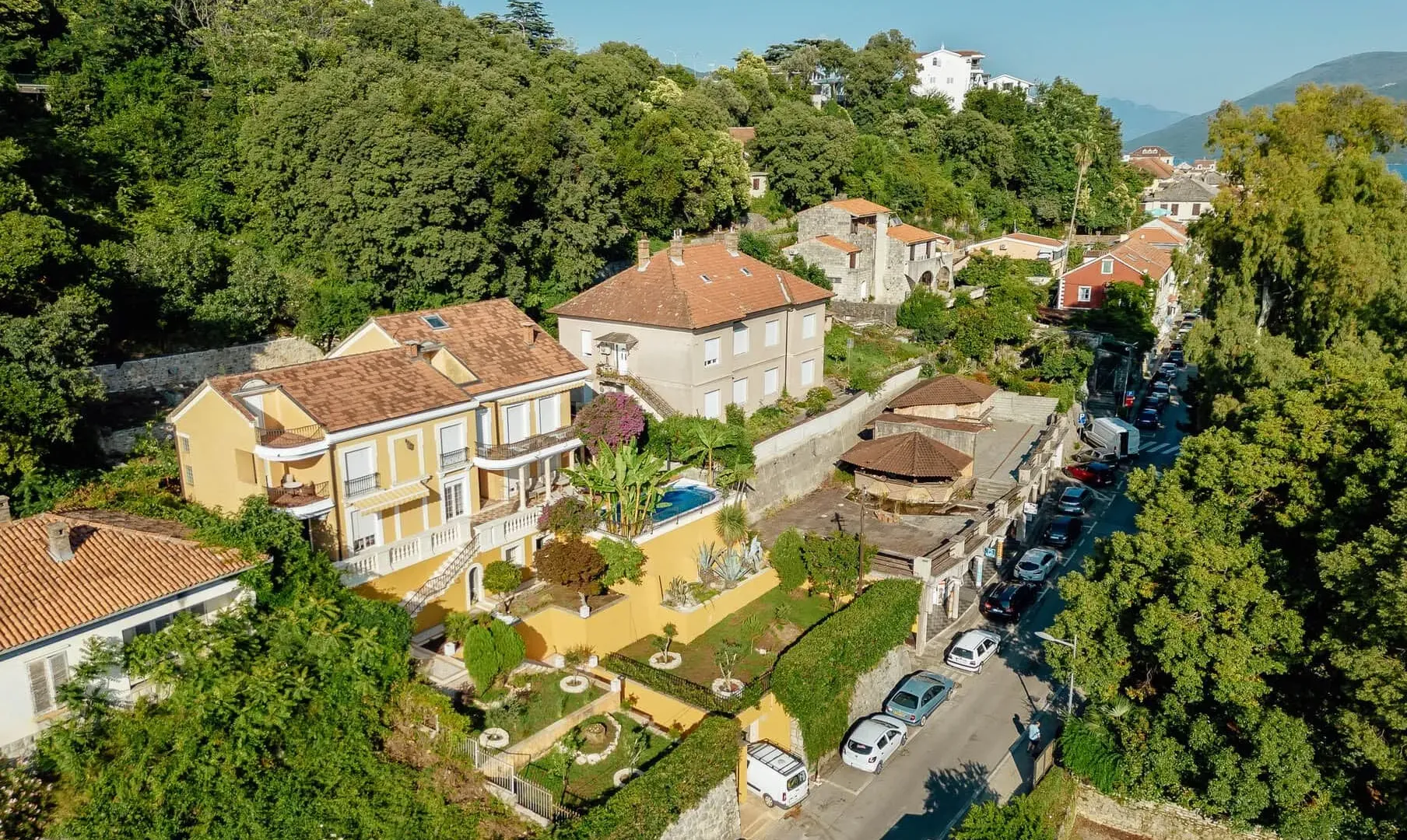 Izdavanje, kuća, 247m², Centar, Kotor