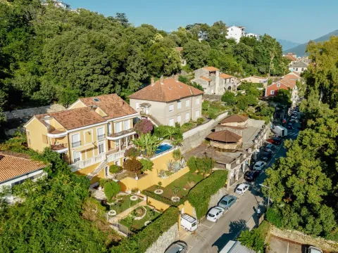 Izdavanje, kuća, 247m², Centar, Kotor - image 20