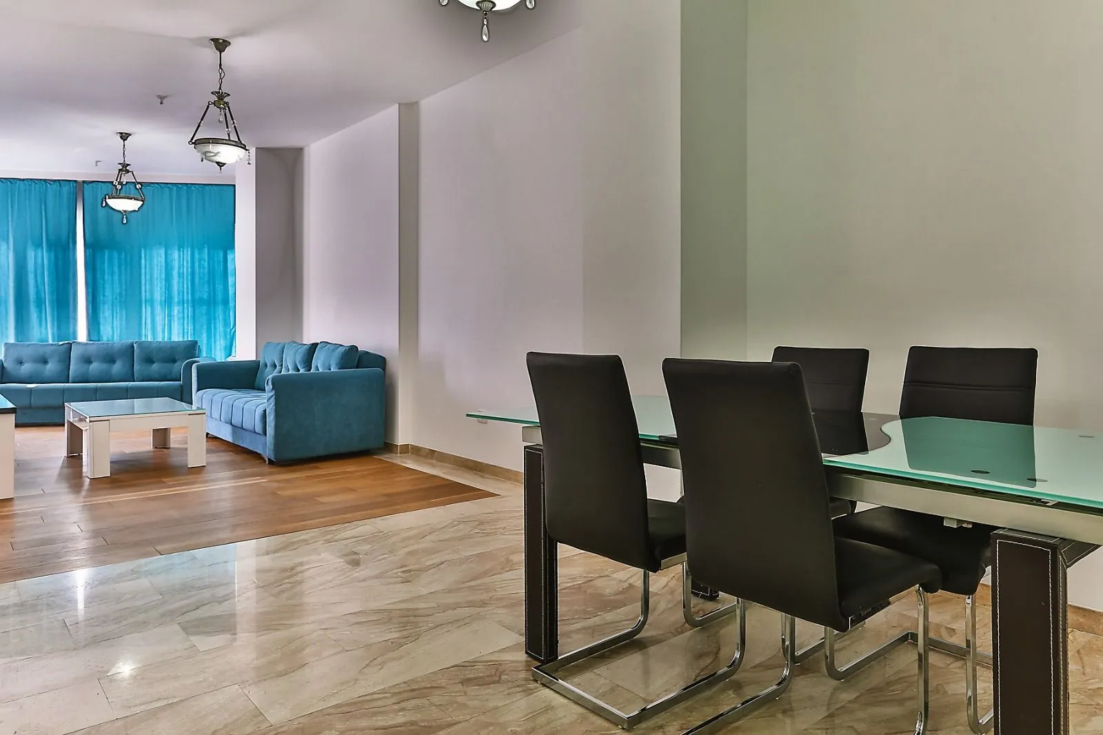 Izdavanje, dvosoban stan, 77m², Centar, Budva