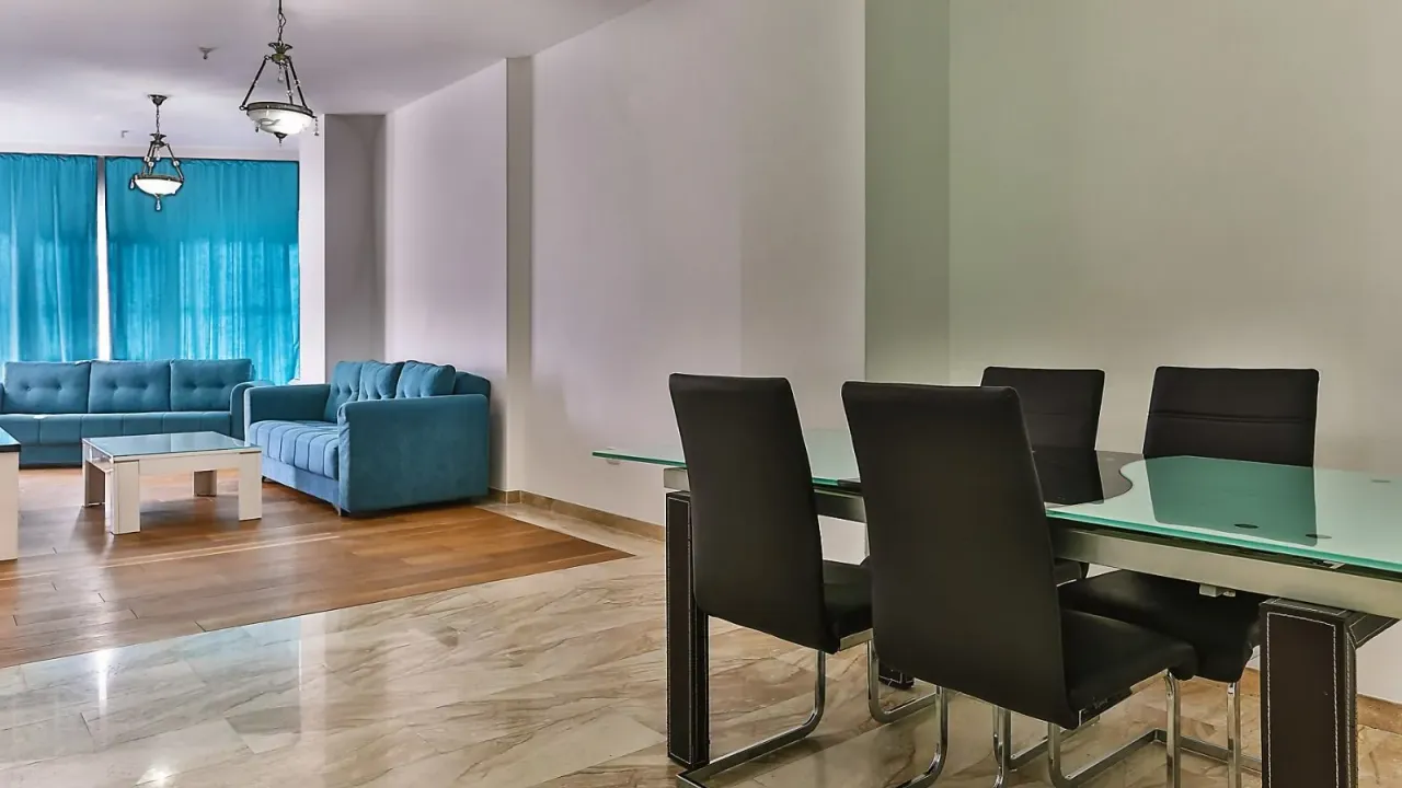 Izdavanje, dvosoban stan, 77m², Centar, Budva