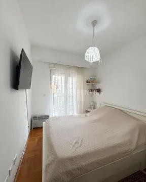 Spavaća soba sa bračnim krevetom, televizorom i izlazom na terasu. - image 7