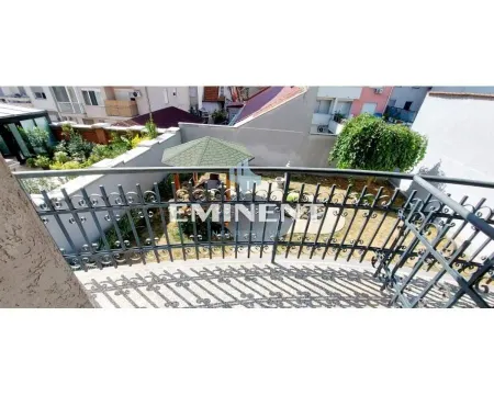 Pogled sa balkona na dvorište sa zelenilom i letnjikovcem. - image 7