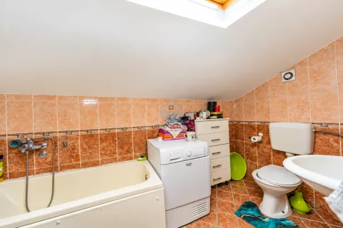 Kupatilo sa kadom, veš mašinom, toaletom i umivaonikom u potkrovlju. - image 14