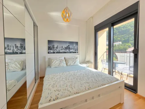Spavaća soba sa bračnim krevetom, velikim garderoberom i izlazom na terasu. - image 3