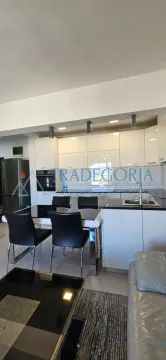 Moderna kuhinja sa trpezarijom i bijelim elementima. - image 7