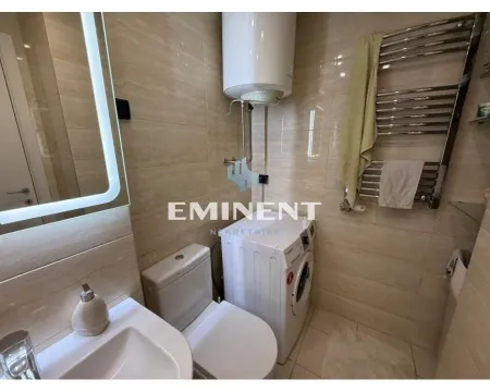 Pregled opremljenog kupatila sa sanitarijama i veš mašinom. - image 10