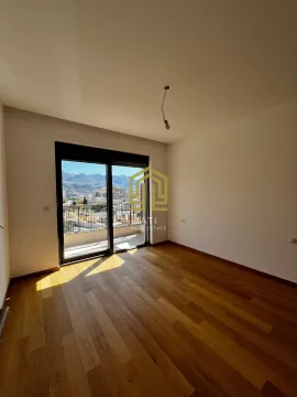 Prazna soba sa drvenim podom i izlazom na terasu. - image 3