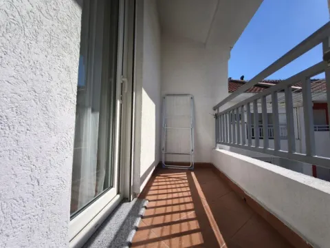 Manji natkriveni balkonski prostor sa ogradom i keramičkim pločicama na podu. - image 16
