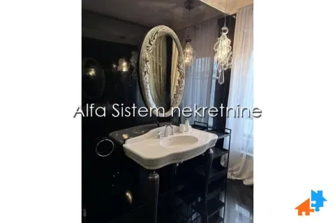 Moderno kupatilo sa umivaonikom i velikim ogledalom. - image 16