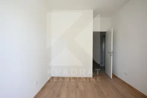 Prazna soba sa bijelim zidovima i drvenim podom. - image 15