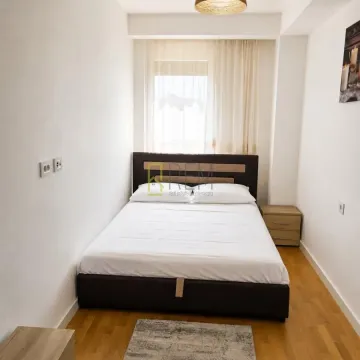 Manja spavaća soba sa bračnim krevetom i svijetlim enterijerom. - image 4