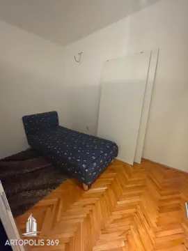 Manja spavaća soba sa krevetom i parketom. - image 7
