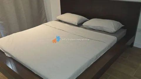 Bračni krevet sa posteljinom u spavaćoj sobi. - image 12