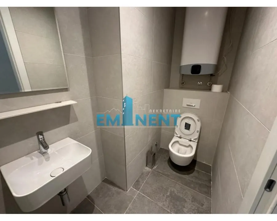 Smaller bathroom with a washbasin, mirror and toilet.