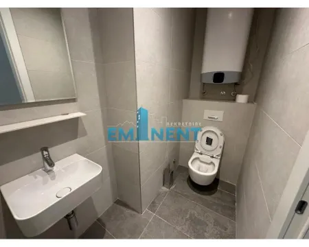 Smaller bathroom with a washbasin, mirror and toilet. - image 15