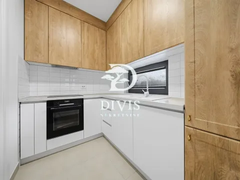 Moderna kuhinja sa belim elementima, drvenim gornjim ormarićima i ugradnom rernom. - image 3