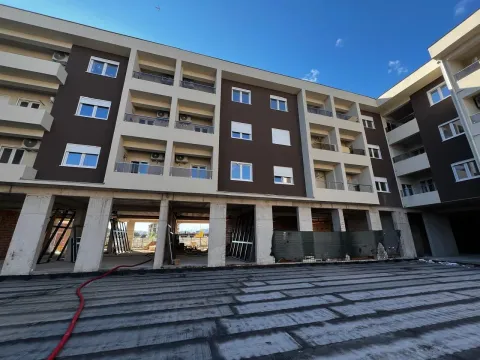 Pogled na fasadu i dvorište stambene zgrade. - image 12
