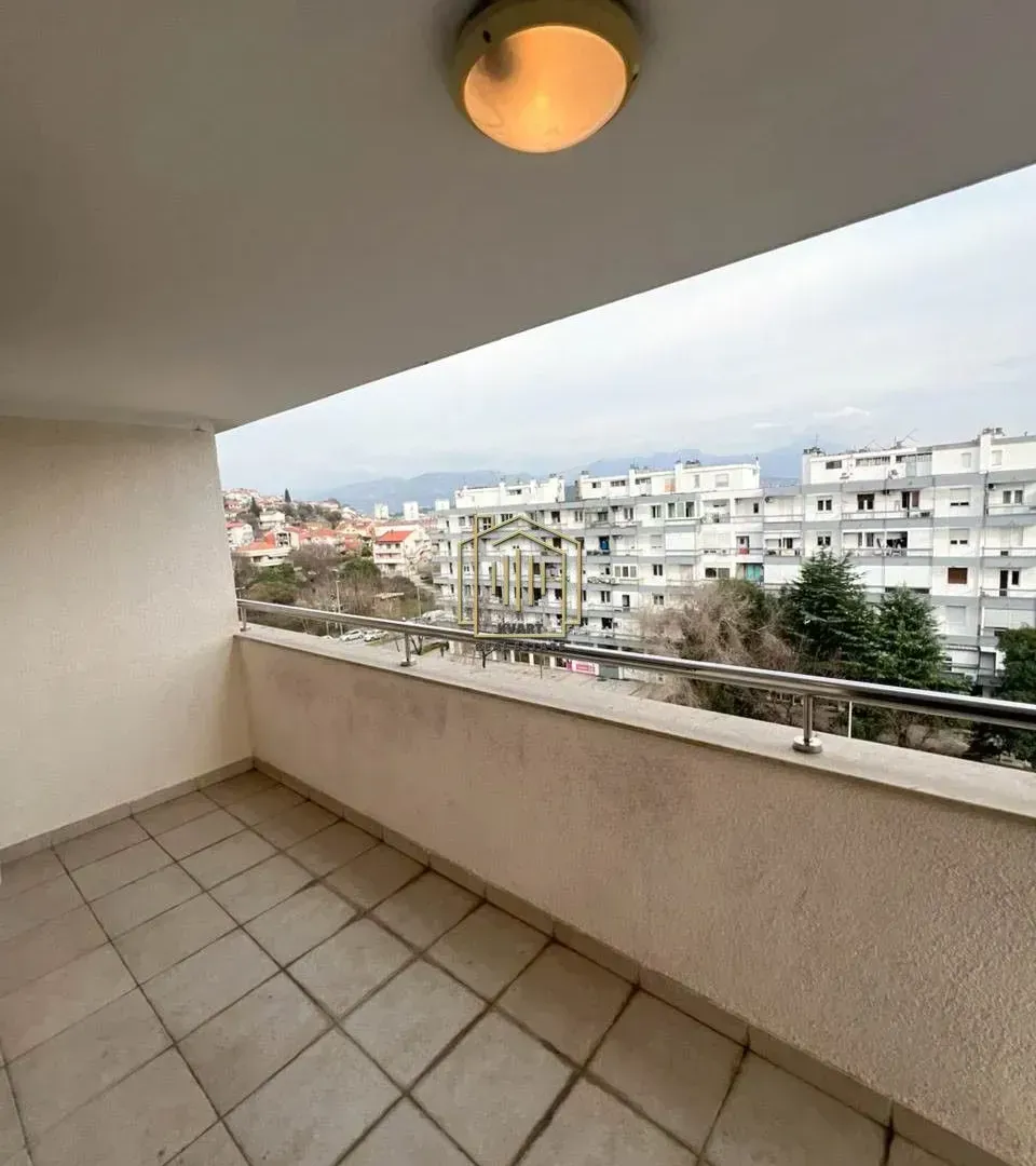 Prodaja, četvorosoban stan, 220m², Preko Morače, Podgorica