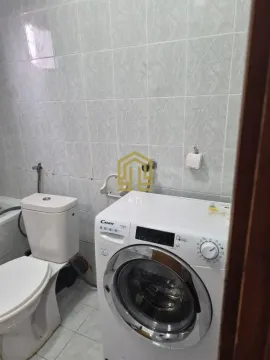 Manje kupatilo sa sanitarijama i veš mašinom. - image 14