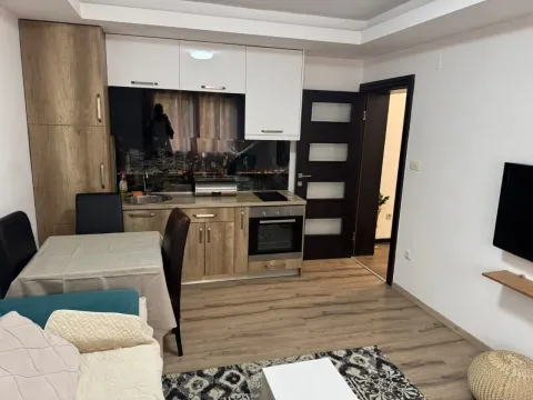 Small kitchen with a dining table and direct exit to the hallway. - image 2