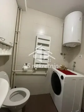 Manje kupatilo sa WC šoljom, veš mašinom i bojlerom. - image 15