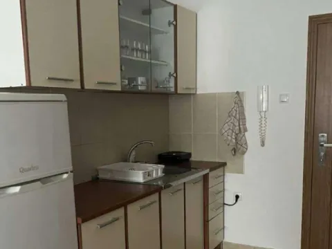 Izdavanje, garsonjera, 26m², Bulevar Evrope, Novi Sad Sve Podlokacije - image 4