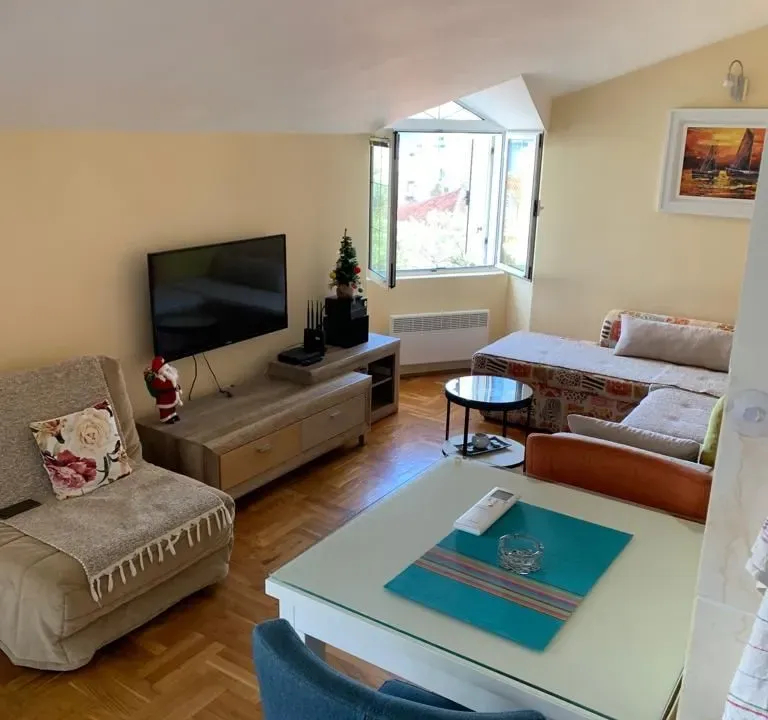 Izdavanje, jednosoban stan, 50m², Budva, Crna Gora