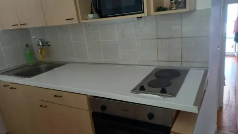 Manja kuhinja sa sudoperom, ugradnom pločom i elementima od drveta. - image 3