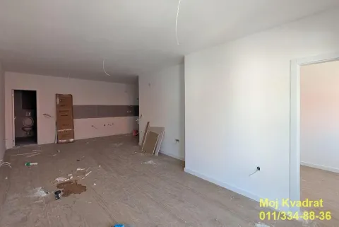 Neopremljena prostorija u izgradnji sa postavljenim keramičkim pločicama i belim zidovima. - image 3