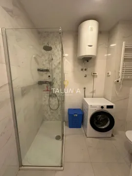 Moderne kupatilo sa tuš kabinom, bojlerom i mašinom za veš. - image 9