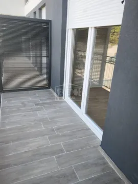 Moderna terasa sa pločicama i kliznim vratima. - image 8
