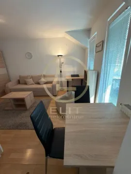 Dnevni boravak sa garniturom za sedenje i trpezarijskim stolom. - image 6