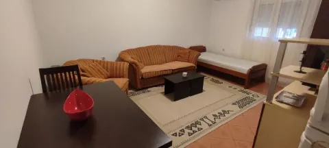 Dnevna soba sa garniturom, trpezarijskim stolom i krevetom. - image 4