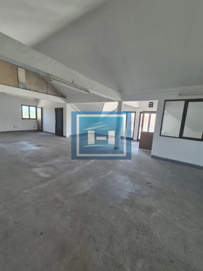 Rent, office space, 360m², Zmič, Paraćin