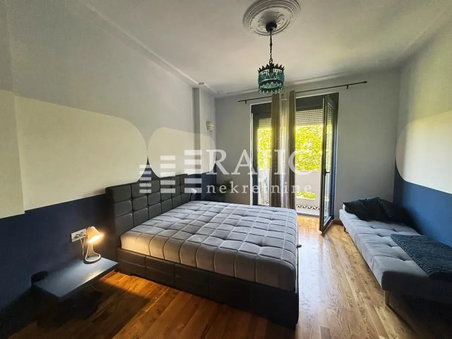 Furnished bedroom with a double bed and access to the terrace.