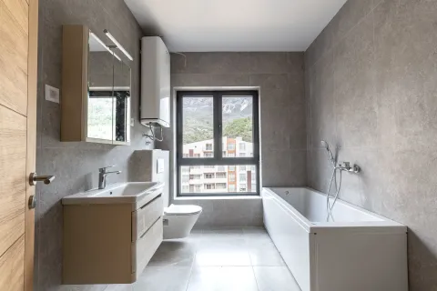 Moderne kupatilo sa kadom, umivaonikom, wc šoljom i prozorom sa pogledom. - image 3
