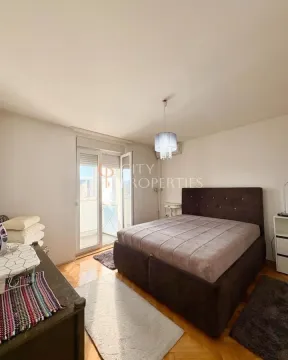 Namještena spavaća soba sa bračnim krevetom i izlazom na balkon. - image 11