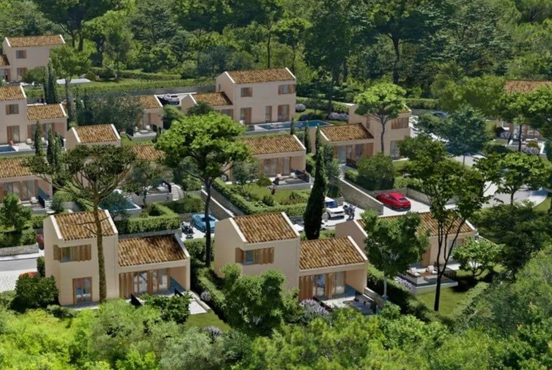 Pogled iz vazduha na kompleks modernih vila u zelenilu.